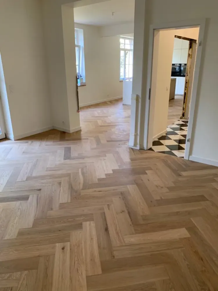 Les spécificités de la pose de parquet à bâtons rompus