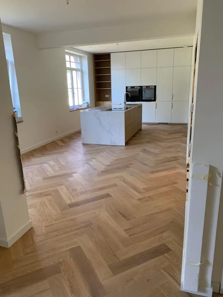 Les spécificités de la pose de parquet à bâtons rompus webp