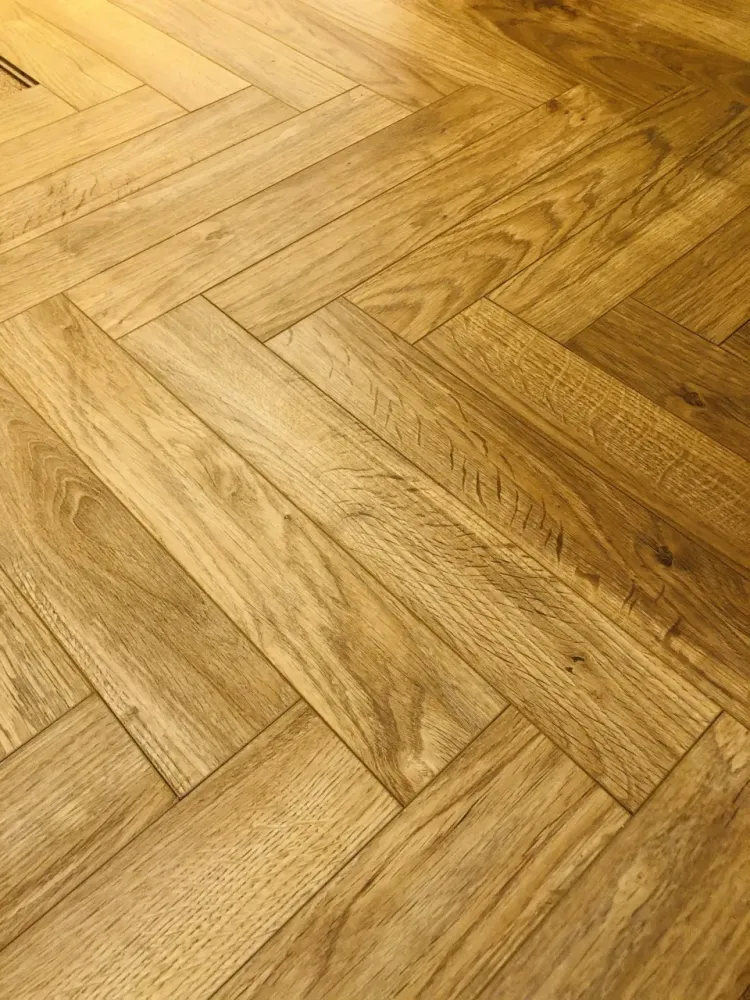 Pose d'un parquet bâton rompu