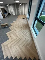 Pose d'un stratifié en bâton rompu à Saint-Louis