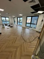 Pose d'un stratifié en bâton rompu à Saint-Louis