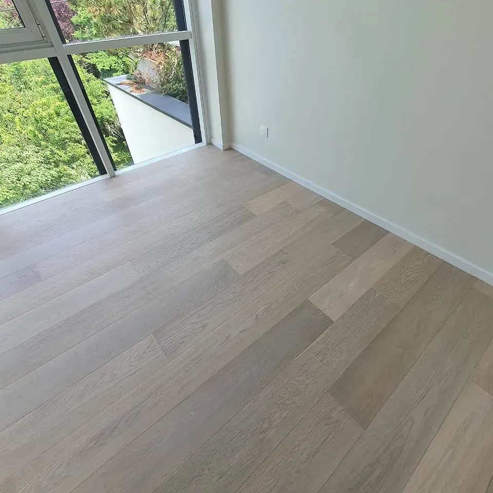Pose d'un parquet contrecollé chêne blanchi