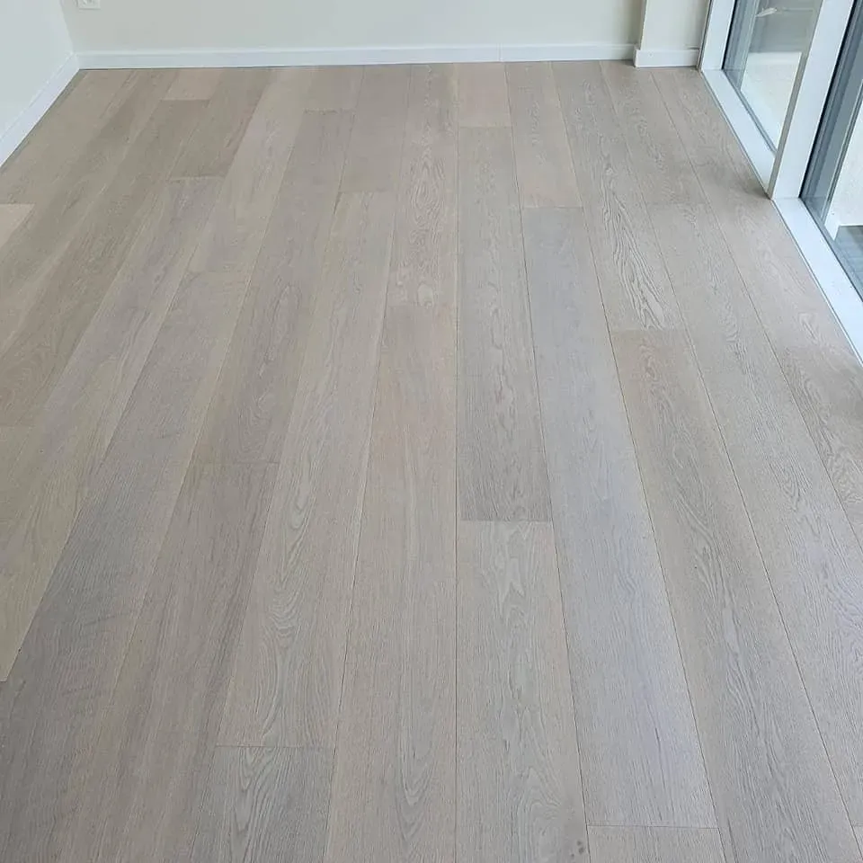 Pose d'un parquet contrecollé chêne blanchi à Vendenheim (webp