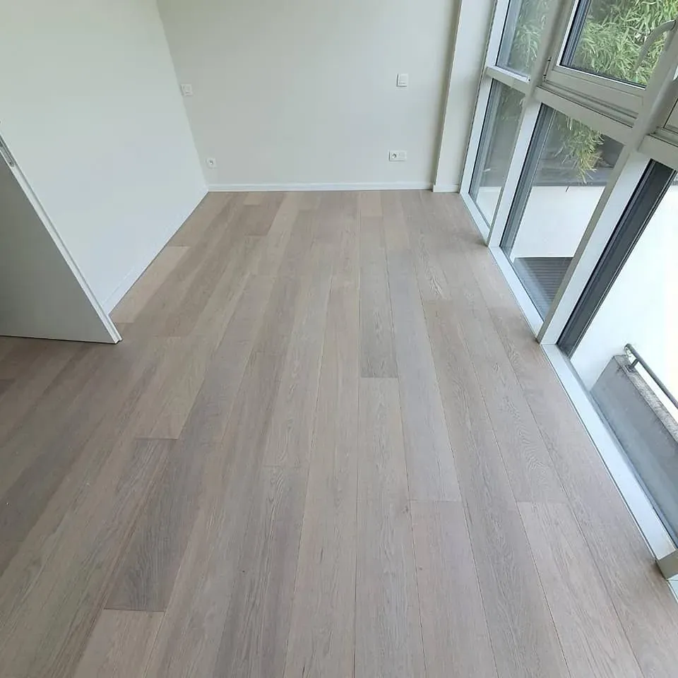 Pose d'un parquet contrecollé chêne blanchi à Vendenheim (webp