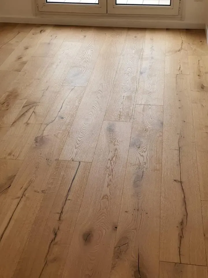 Pose d’un parquet contrecollé chêne brossé vernis