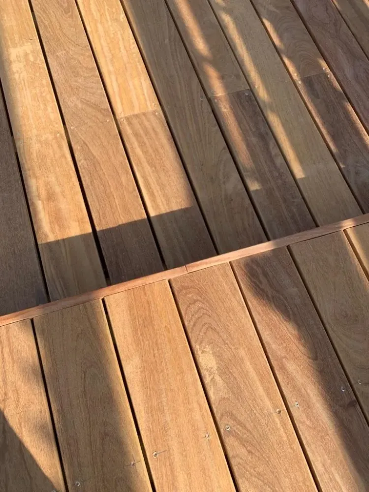 Pose d'une terrasse en cumaru