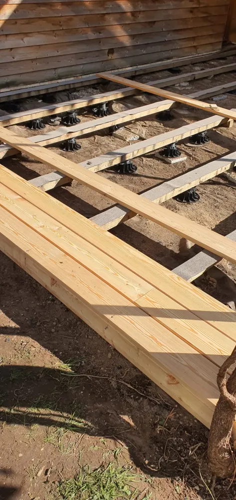 Pose d'une terrasse en mélèze de Sibérie