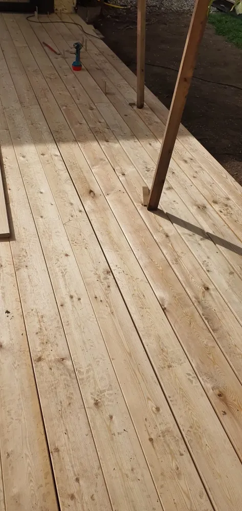 Pose d'une terrasse en mélèze de Sibérie