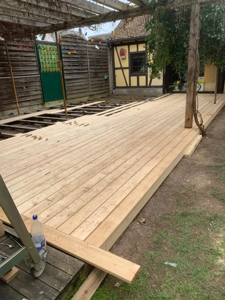 Pose d'une terrasse en mélèze de Sibérie