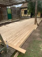 Pose d'une terrasse en mélèze de Sibérie