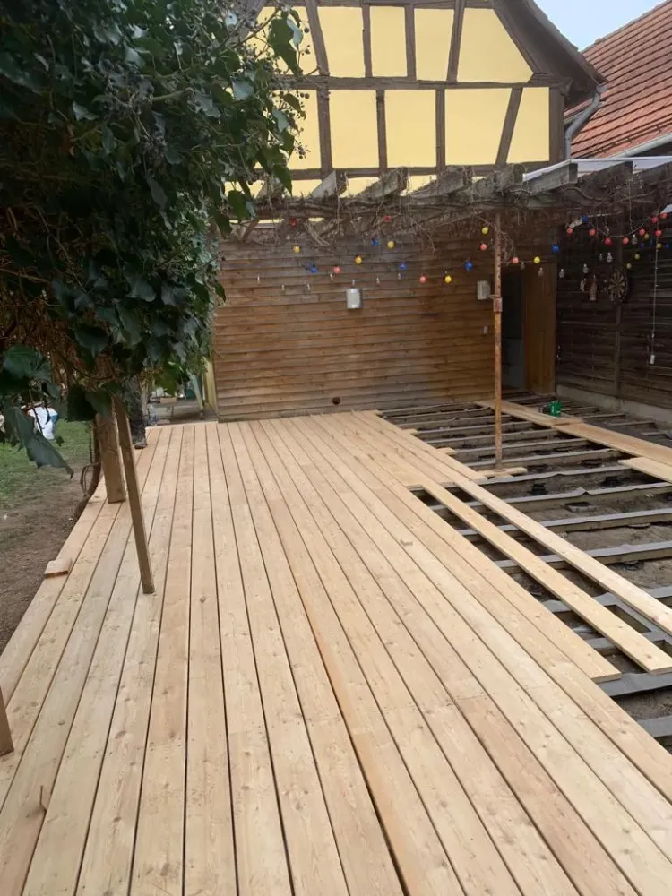 Pose d'une terrasse en mélèze de Sibérie