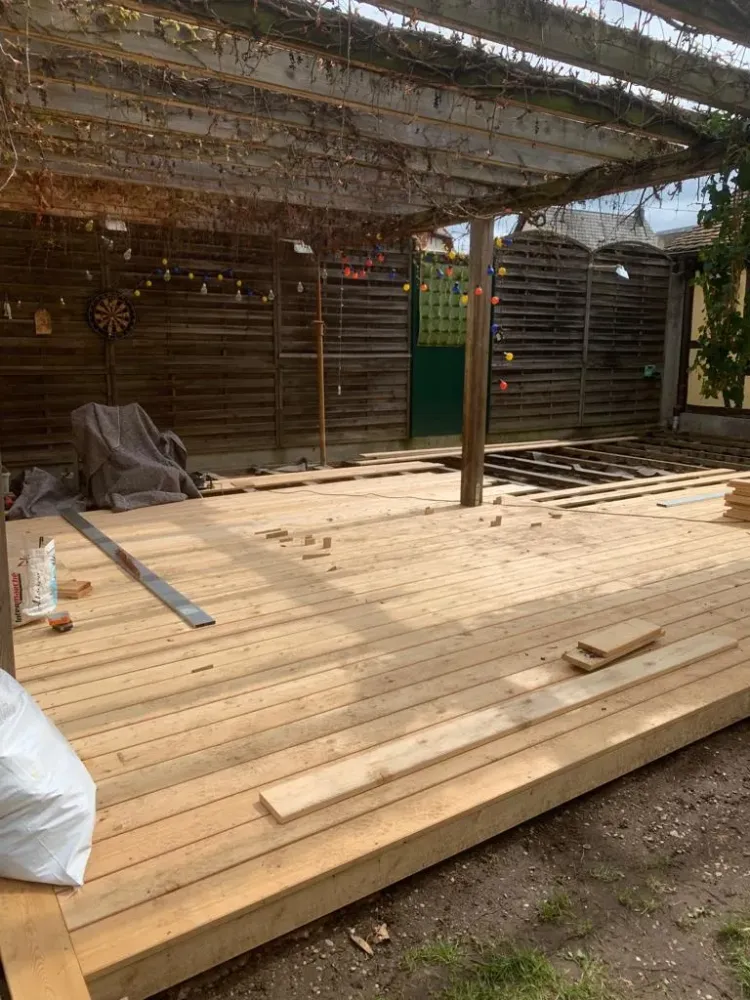 Pose d'une terrasse en mélèze de Sibérie