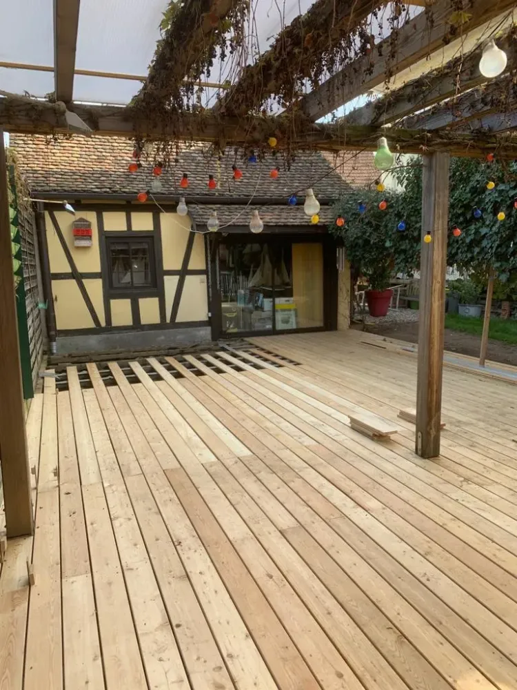Pose d'une terrasse en mélèze de Sibérie