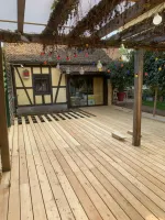 Pose d'une terrasse en mélèze de Sibérie