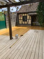 Pose d'une terrasse en mélèze de Sibérie