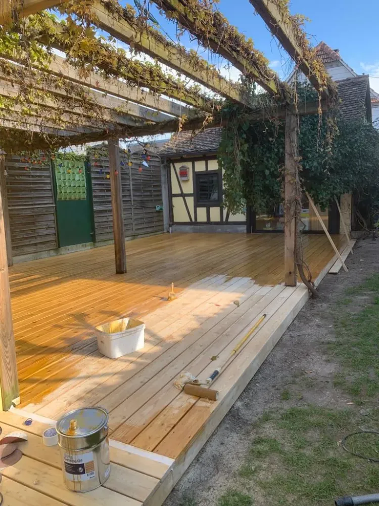 Pose d'une terrasse en mélèze de Sibérie