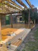 Pose d'une terrasse en mélèze de Sibérie