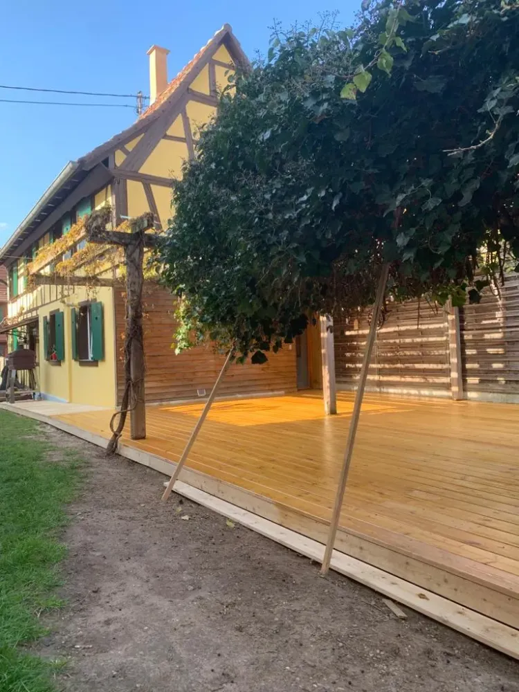 Pose d'une terrasse en mélèze de Sibérie