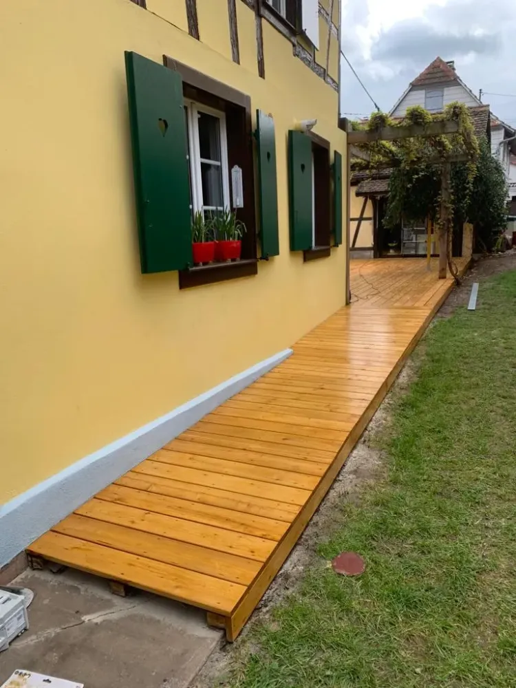 Pose d'une terrasse en mélèze de Sibérie