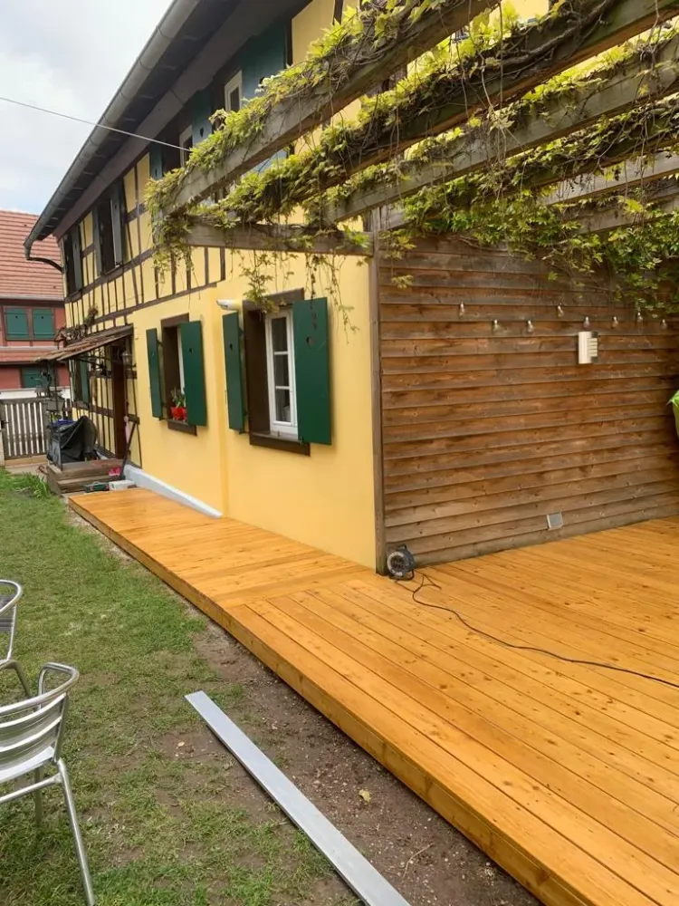 Pose d'une terrasse en mélèze de Sibérie