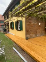 Pose d'une terrasse en mélèze de Sibérie