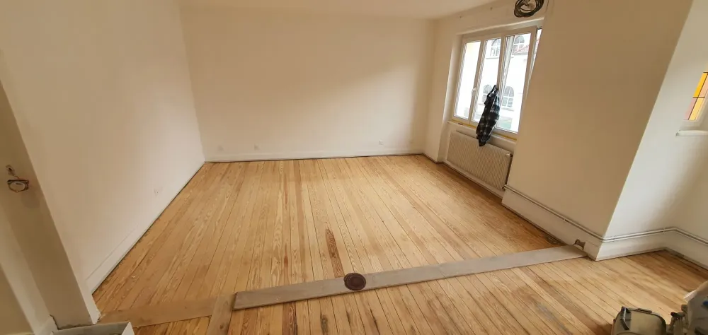 Ponçage d'un ancien parquet à Strasbourg
