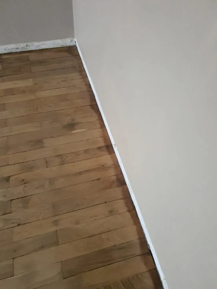 Ponçage d'un parquet & pose de plinthes à Strasbourg