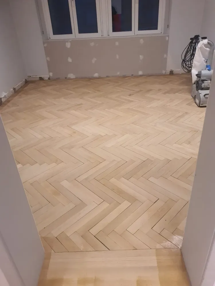Ponçage et vitrification d'un parquet à Reichschoffen
