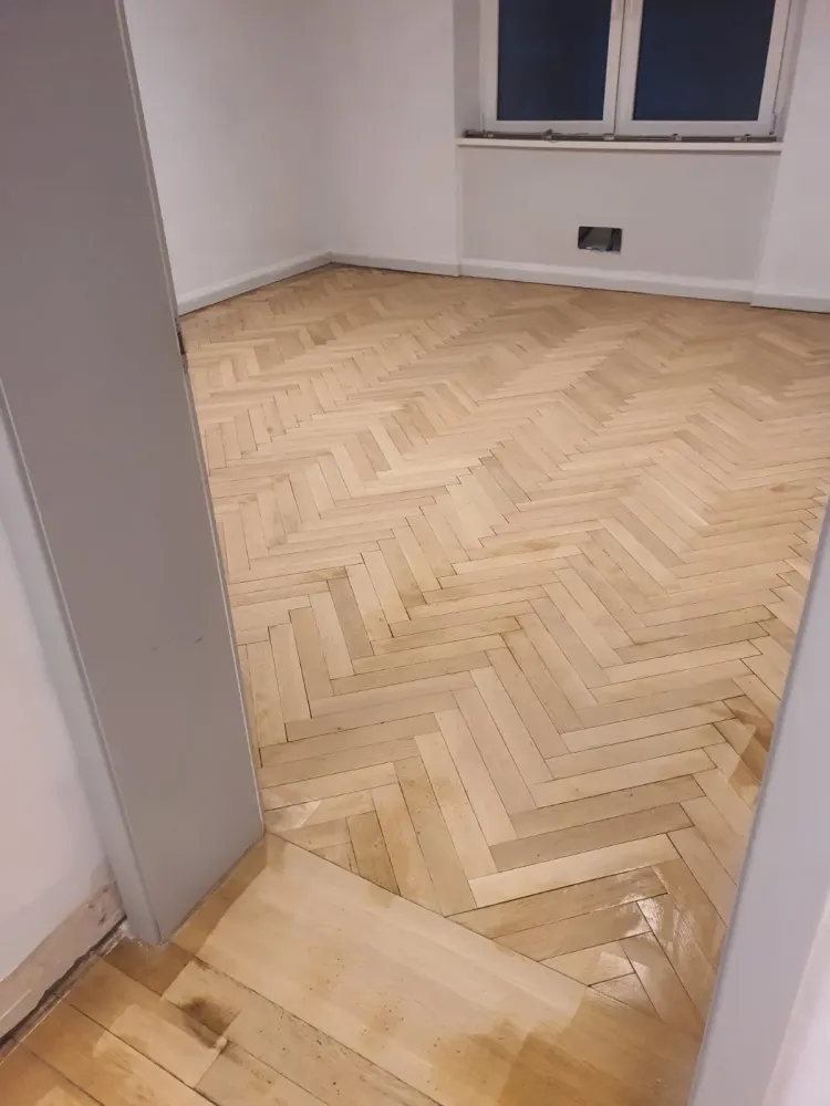Ponçage et vitrification d'un parquet à Reichschoffen