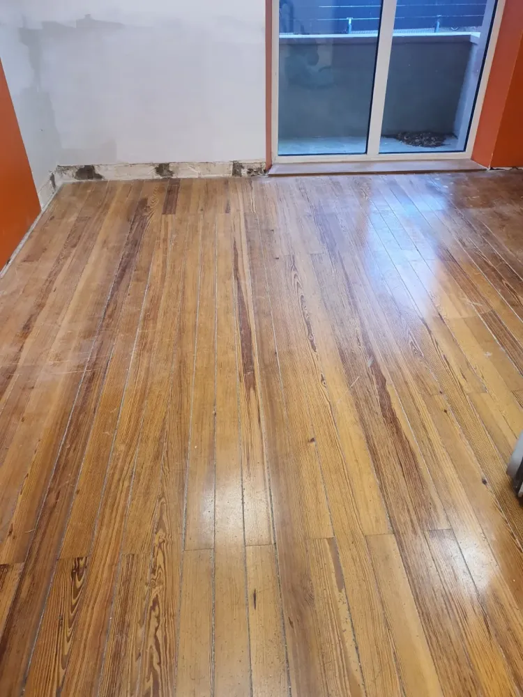 Ponçage et vitrification d'un parquet à Reichschoffen