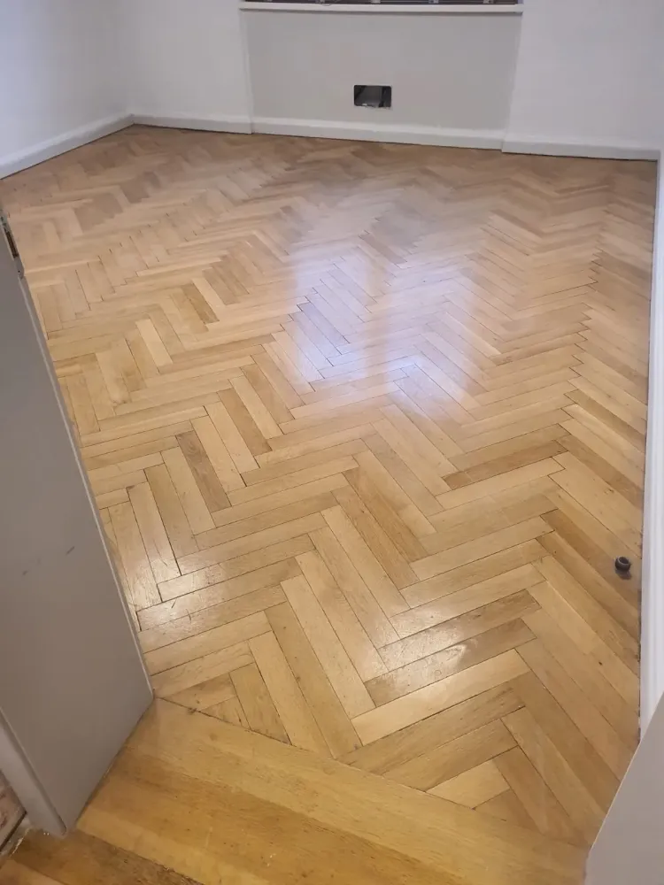 Ponçage et vitrification d'un parquet à Reichschoffen