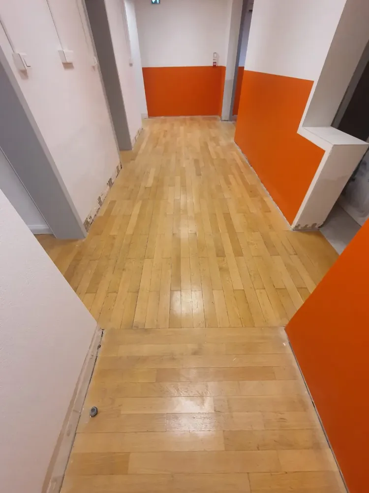 Ponçage et vitrification d'un parquet à Reichschoffen