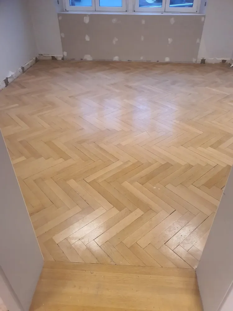 Ponçage et vitrification d'un parquet à Reichschoffen