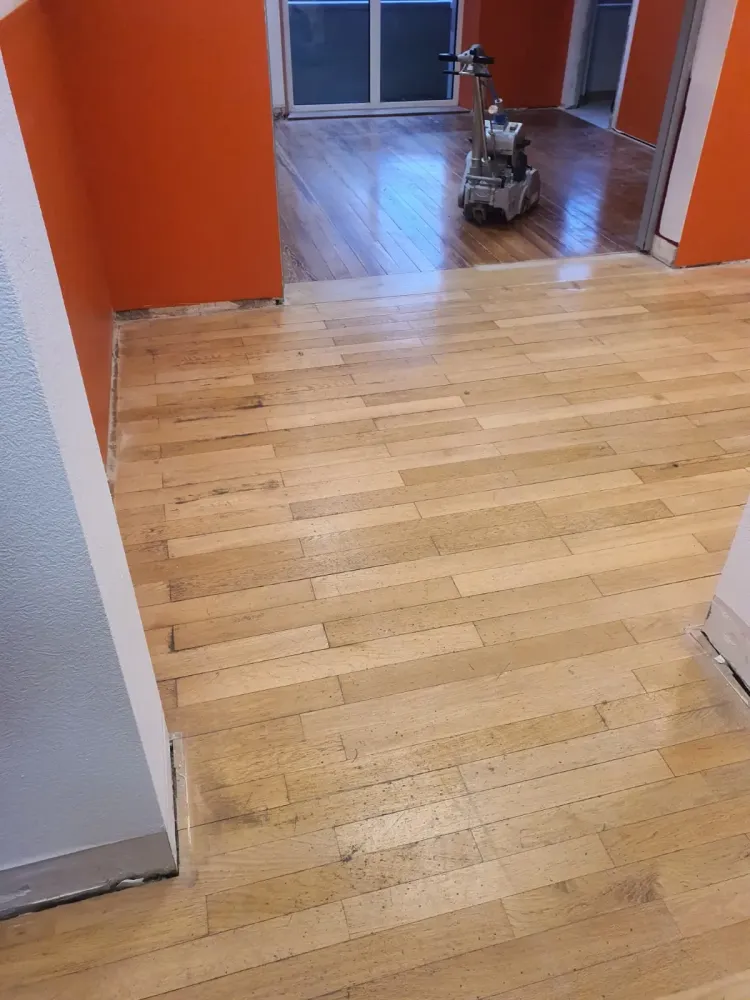 Ponçage et vitrification d'un parquet à Reichschoffen