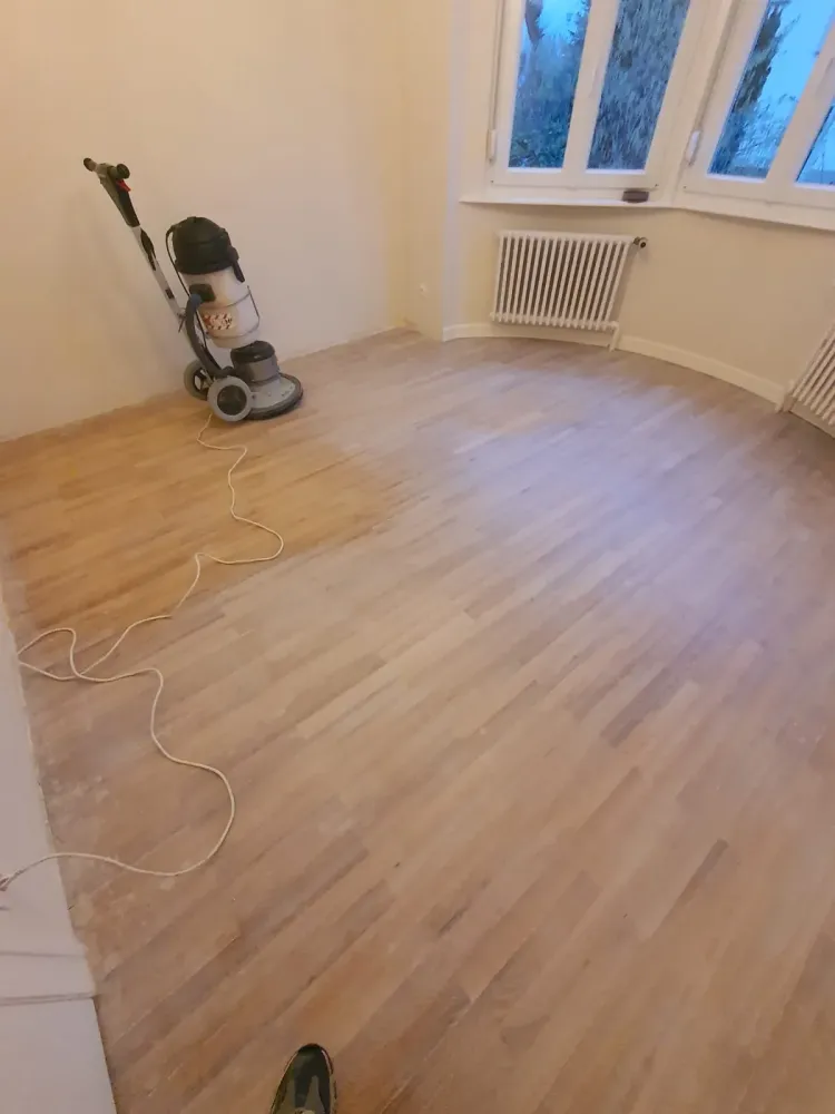 Ponçage d'un vieux parquet